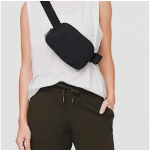 Black Fanny Pack Must Have - Picture 2 of 2
